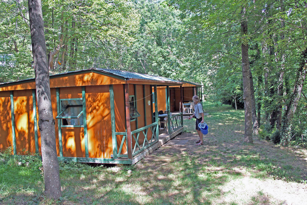 Camping Le P'Tit Bonheur Escaro Quarto foto